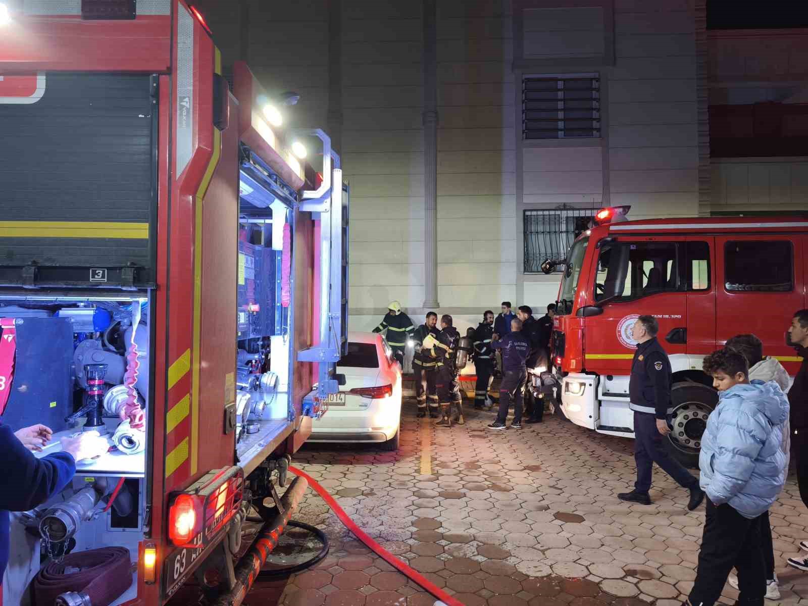 binanin girisinde cikan yangin korkuttu 0