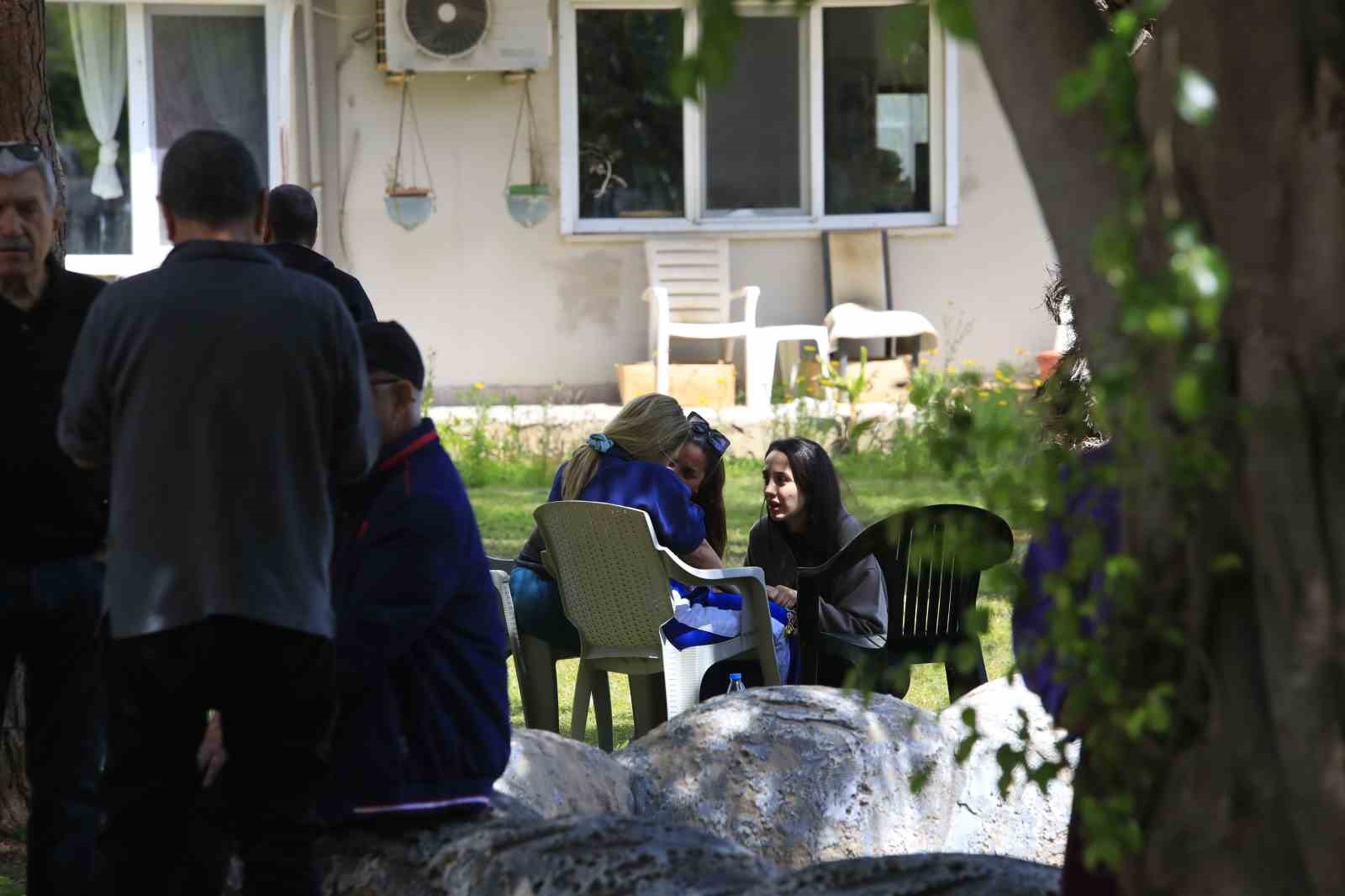 binanin teras katinda cikan yanginda yasli bina sakinleri kapilari calan kuryelerin yardimiyla tahliye edildi zzDdY7wf