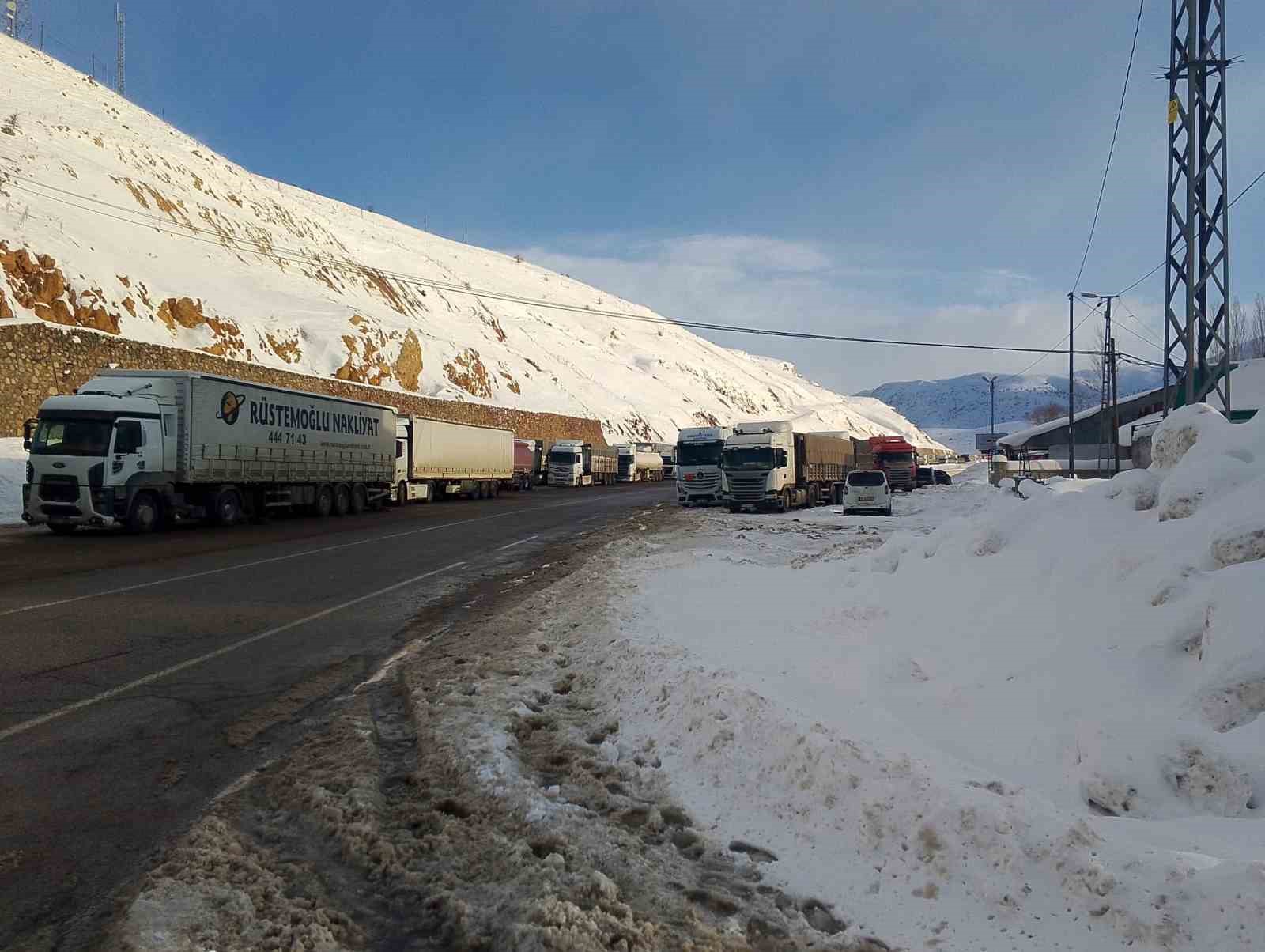 bingol erzurum kara yolu agir tonajli arac trafigine kapatildi kilometrelerce kuyruk olustu 0 NugJQIC6