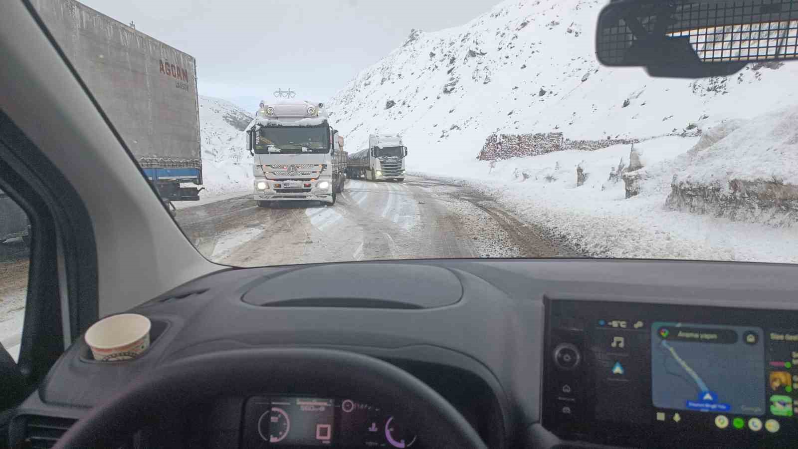 bingol erzurum kara yolunda kar etkisi uzun arac kuyruklari olustu 0 BdtQdUu3