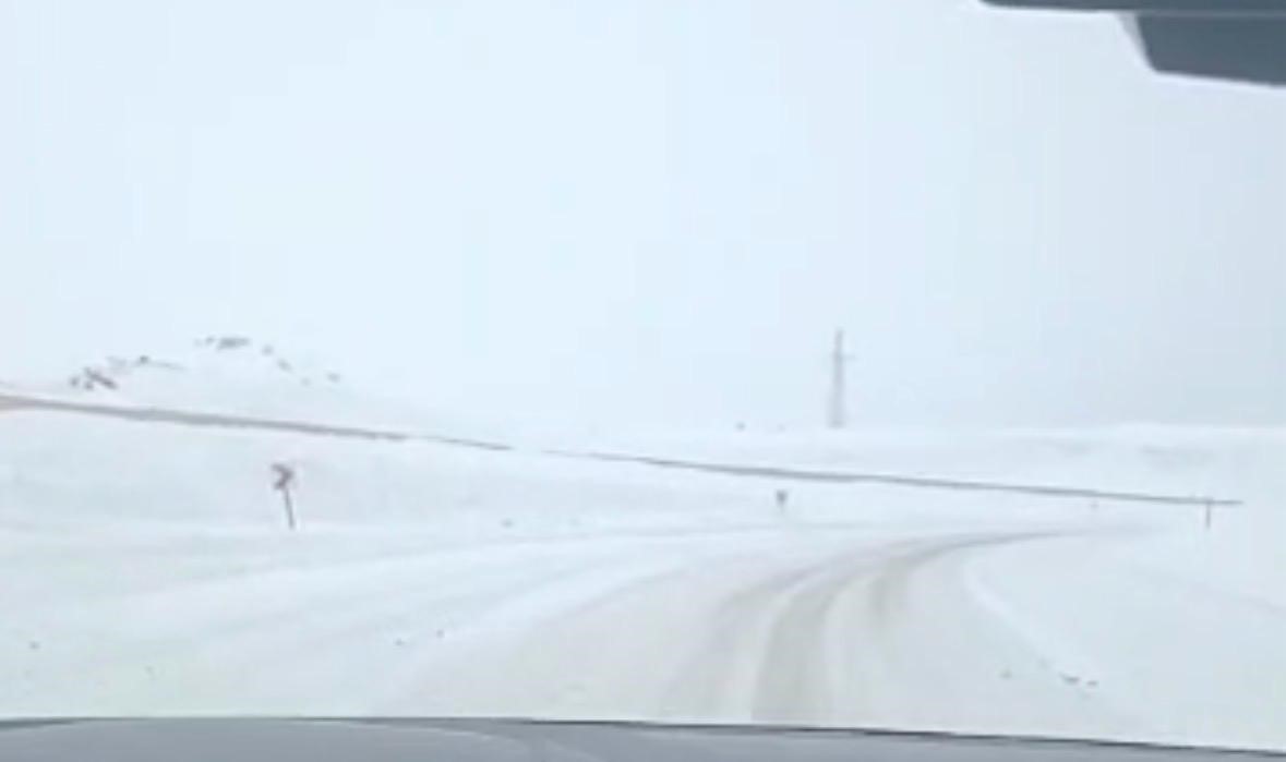 bingol erzurum kara yolunda kar etkisi uzun arac kuyruklari olustu 1 rmlWMXIX