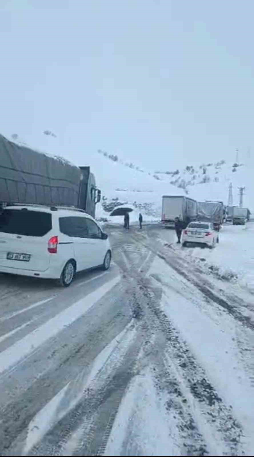 bingol erzurum kara yolunda kar etkisi uzun arac kuyruklari olustu 2 zMUOREB3
