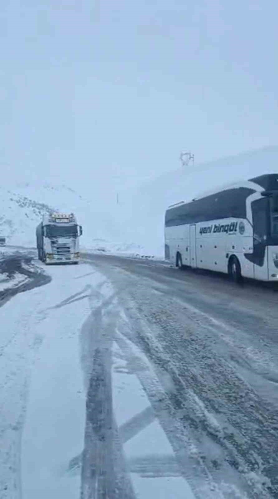 bingol erzurum kara yolunda kar etkisi uzun arac kuyruklari olustu 3 gD377qpg