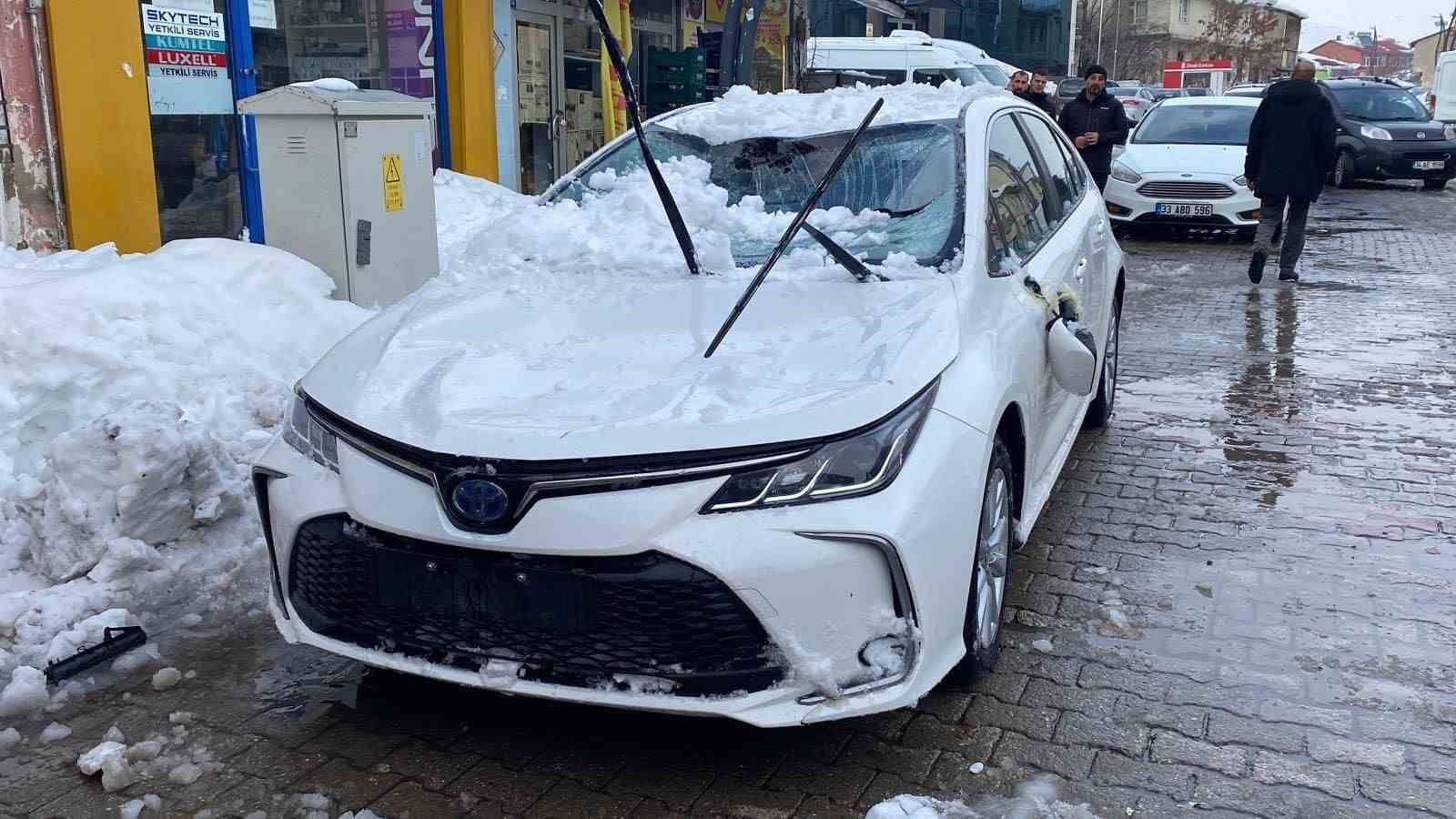bingolde catidan dusen kar otomobile zarar verdi 1 ekf2UqIg