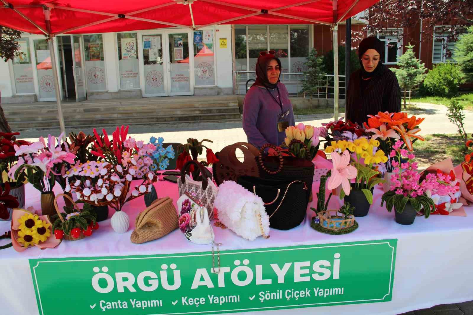 Bingöl’de gençlerin yıl boyu hazırladığı eserler sergilendi 8 bingolde genclerin yil boyu hazirladigi eserler sergilendi 4 f2rmOs4h