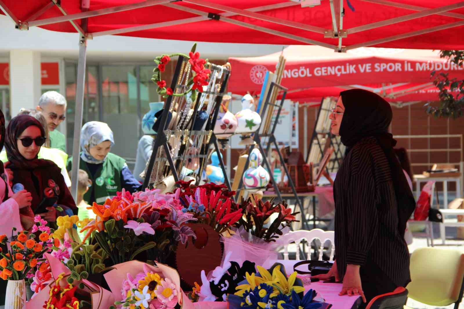 Bingöl’de gençlerin yıl boyu hazırladığı eserler sergilendi 9 bingolde genclerin yil boyu hazirladigi eserler sergilendi 5