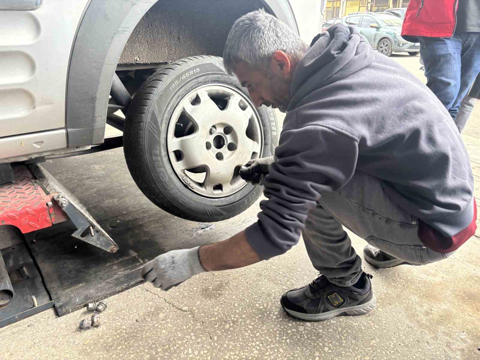 bingolde havalar isinmadi lastik degisimi gecikti suruculer beklemede 4