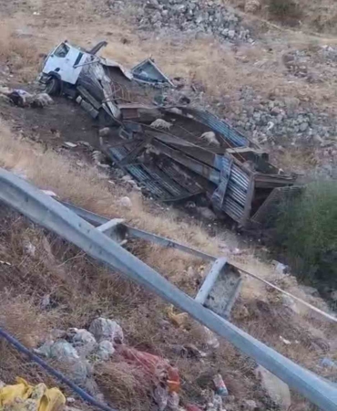 bingolde-hayvan-tasiyan-kamyon-sarampole-yuvarlandi-2-yarali-cok-sayida-kucukbas-telef-oldu-Q5MWYfmg.jpg