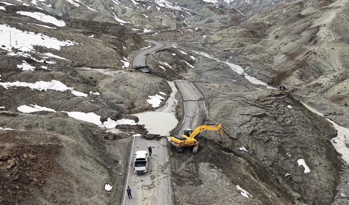 bingolde heyelan sonucu coken ve kayan yolda calismalar basladi 2 un16tLWQ