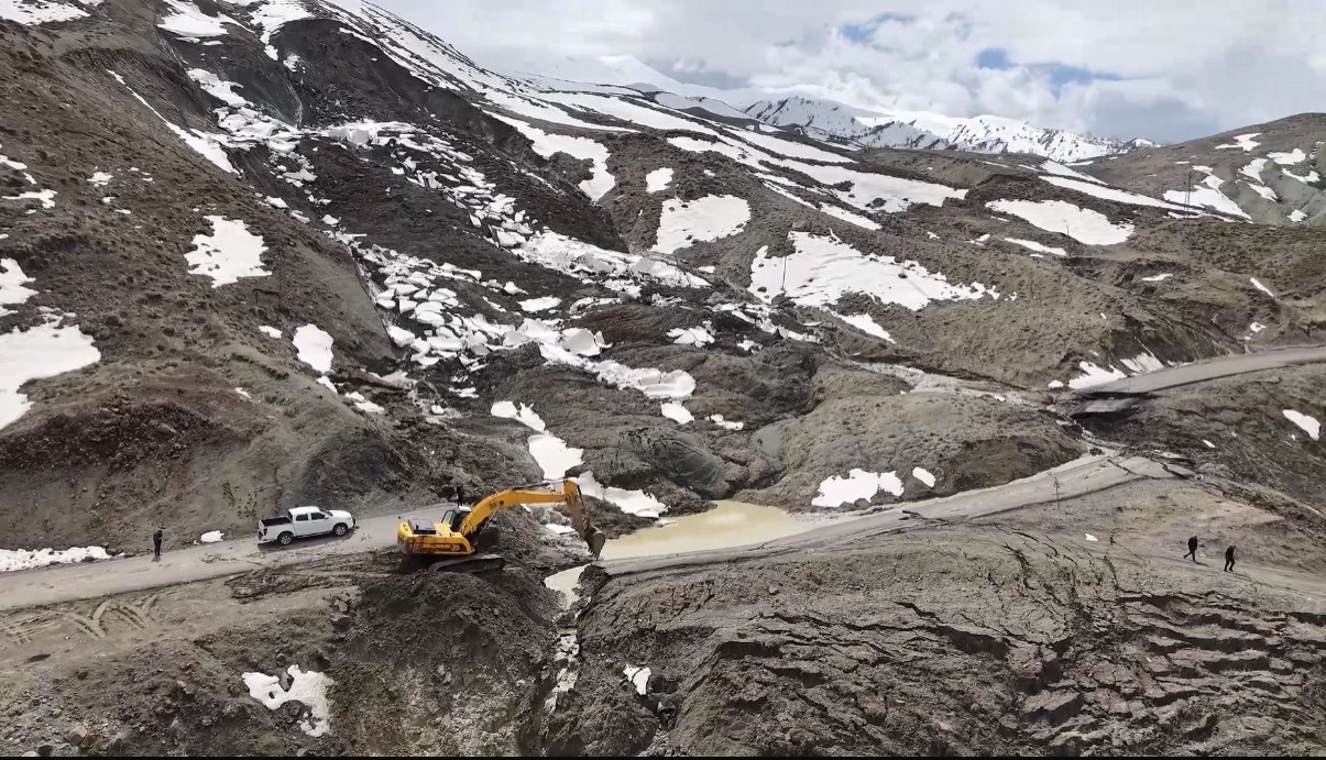 bingolde heyelan sonucu coken ve kayan yolda calismalar basladi 3 i2KZ961O