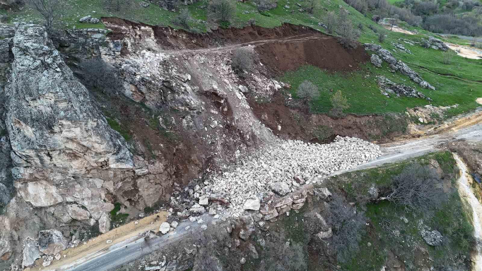 Bingöl’de heyelan yolu kapattı 4 bingolde heyelan yolu kapatti 0 mj4UmYOv