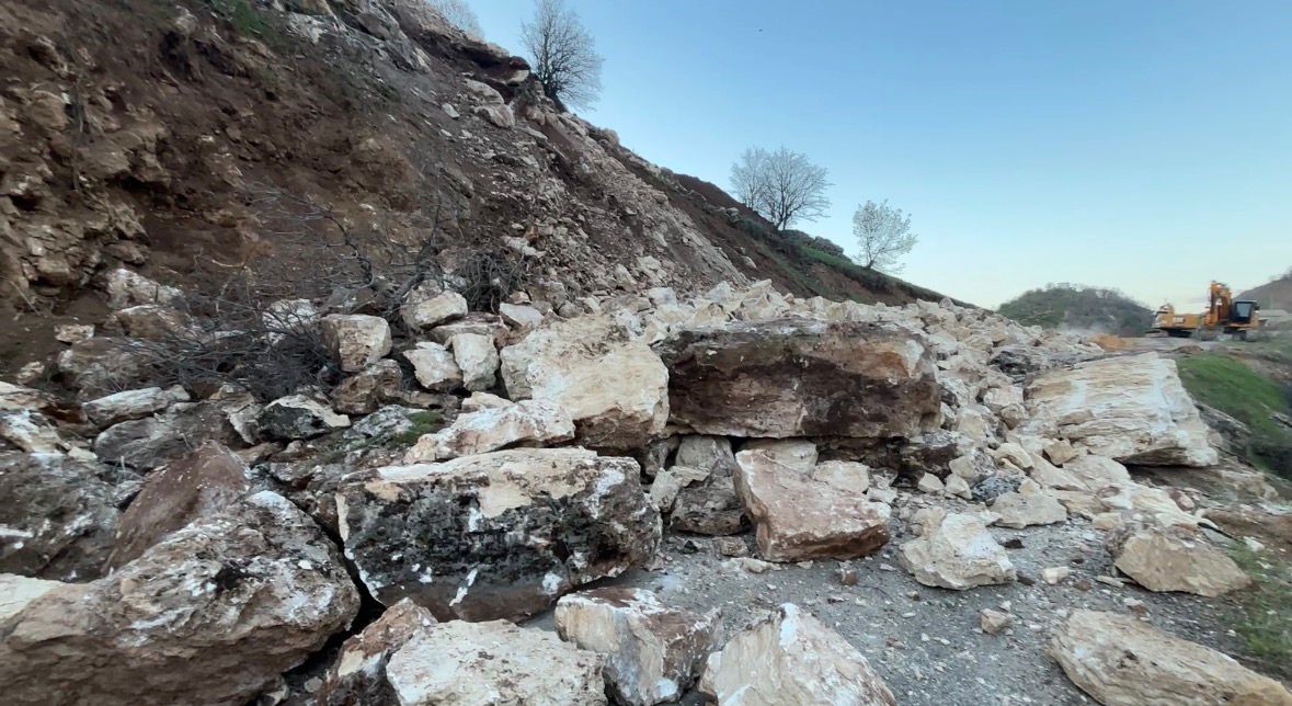 Bingöl’de heyelan yolu kapattı 5 bingolde heyelan yolu kapatti 1 G8YlpaSc