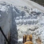 bingolde-ilginc-goruntu-yazin-ortasinda-bir-yanda-kar-diger-yanda-sicaktan-bunalan-inekler-aXkpVZ5E.jpg