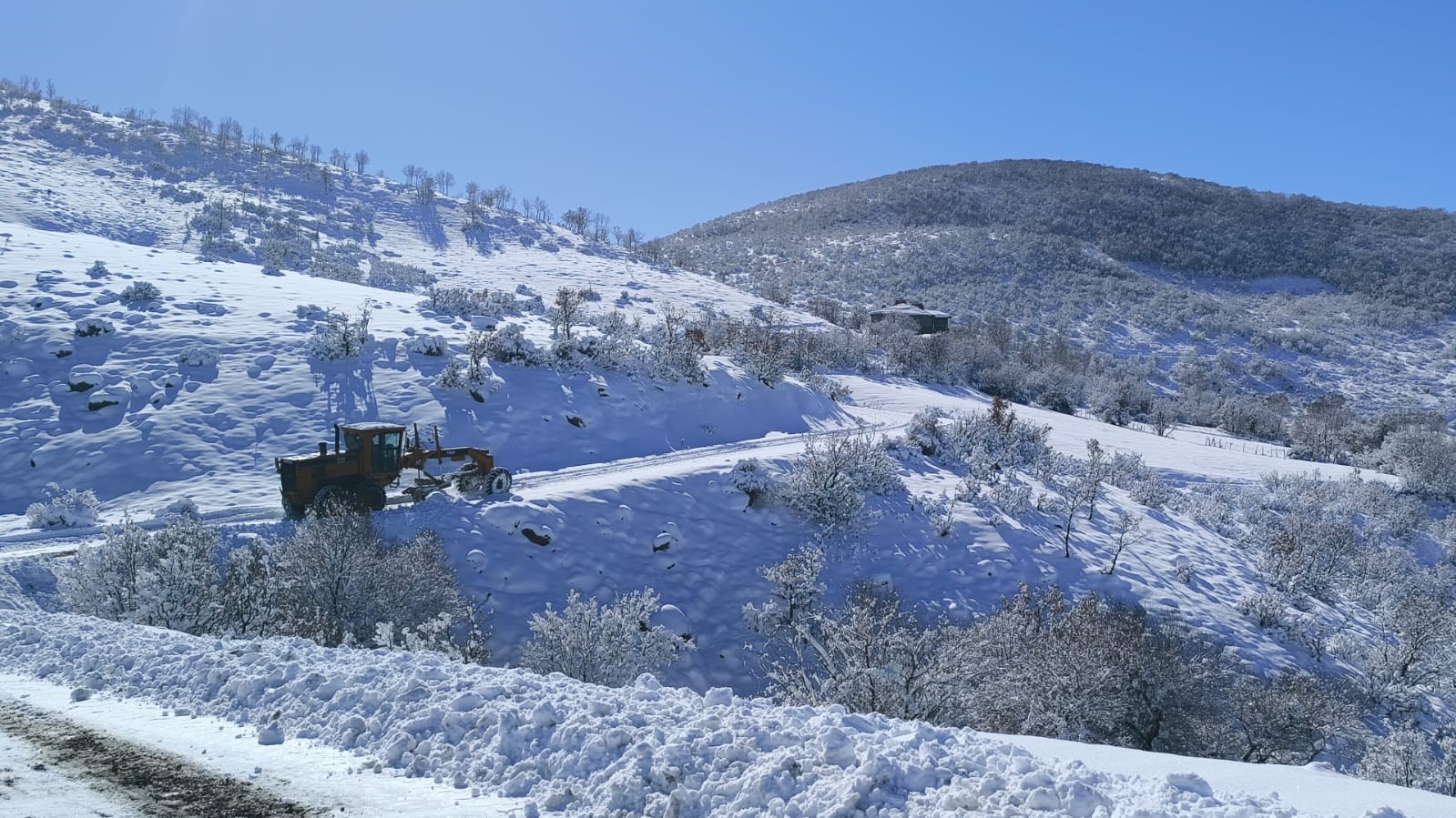 bingolde kapanan koy yollarinda calismalar araliksiz suruyor 0