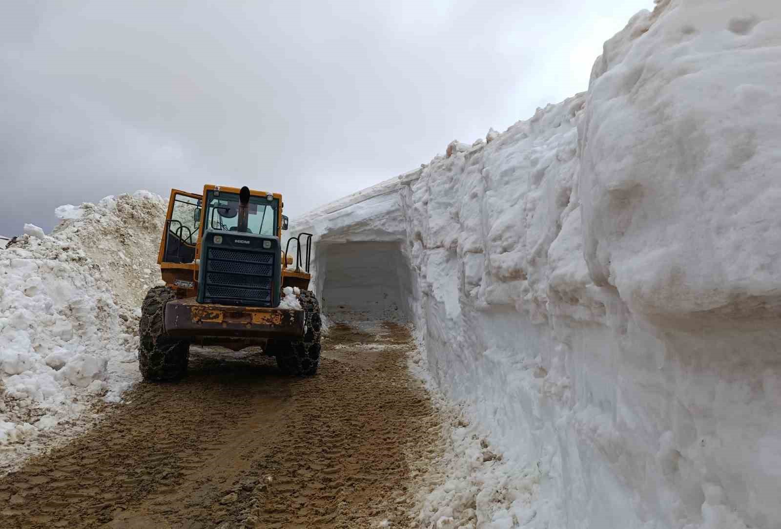 bingolde kar tunelleri arasinda yol acma mesaisi suruyor 1 B7emXfDY