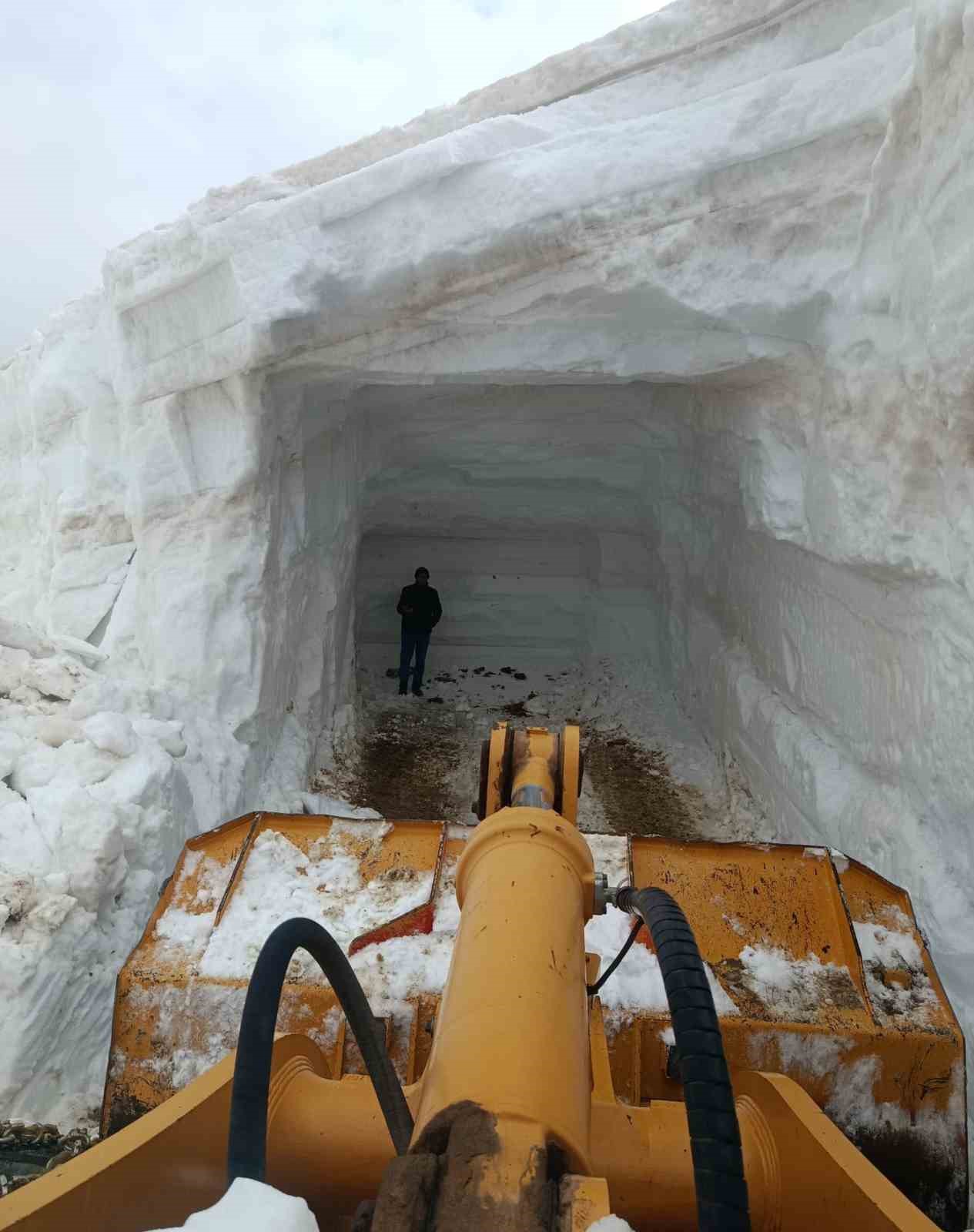 bingolde kar tunelleri arasinda yol acma mesaisi suruyor 2 kPAchbrb