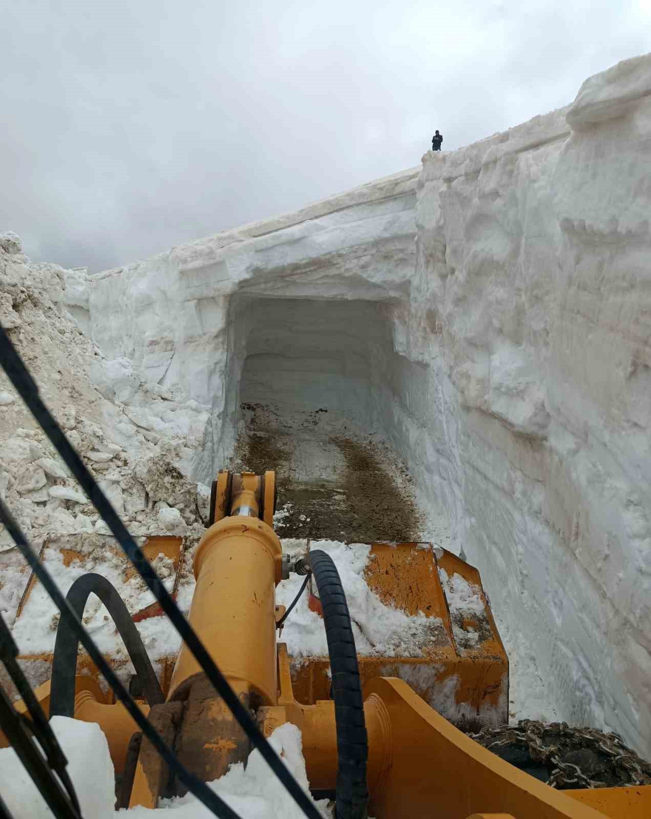bingolde kar tunelleri arasinda yol acma mesaisi suruyor 3 9PvYnC7n