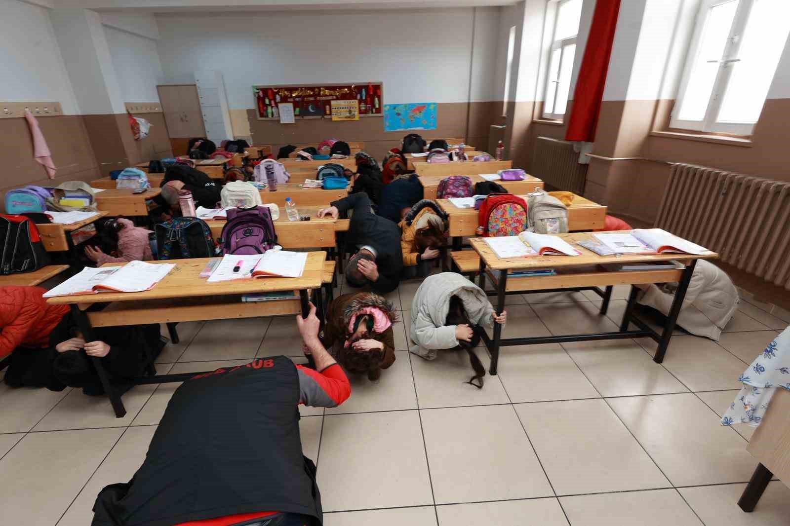 bingolde ogrencilere deprem tatbikati 3 nhOIHNVO