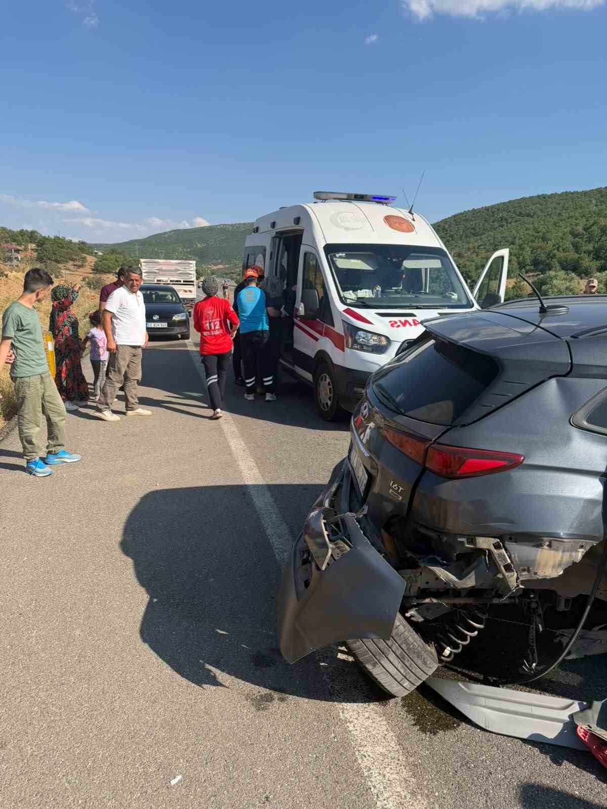 bingolde otomobil bariyerlere carpti 2 yarali 1 TuddvEaw