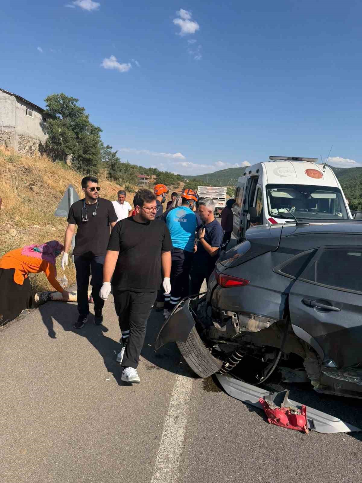 bingolde otomobil bariyerlere carpti 2 yarali 2 ETfbXCVi