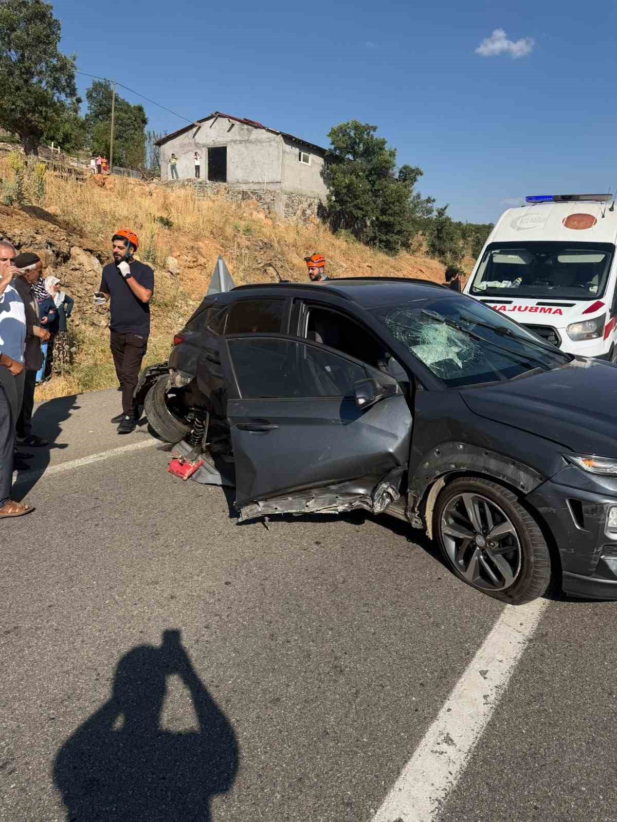 bingolde otomobil bariyerlere carpti 2 yarali 3 3I9aqv74