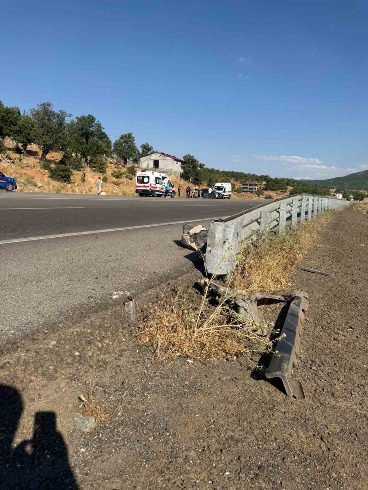 bingolde otomobil bariyerlere carpti 2 yarali 4