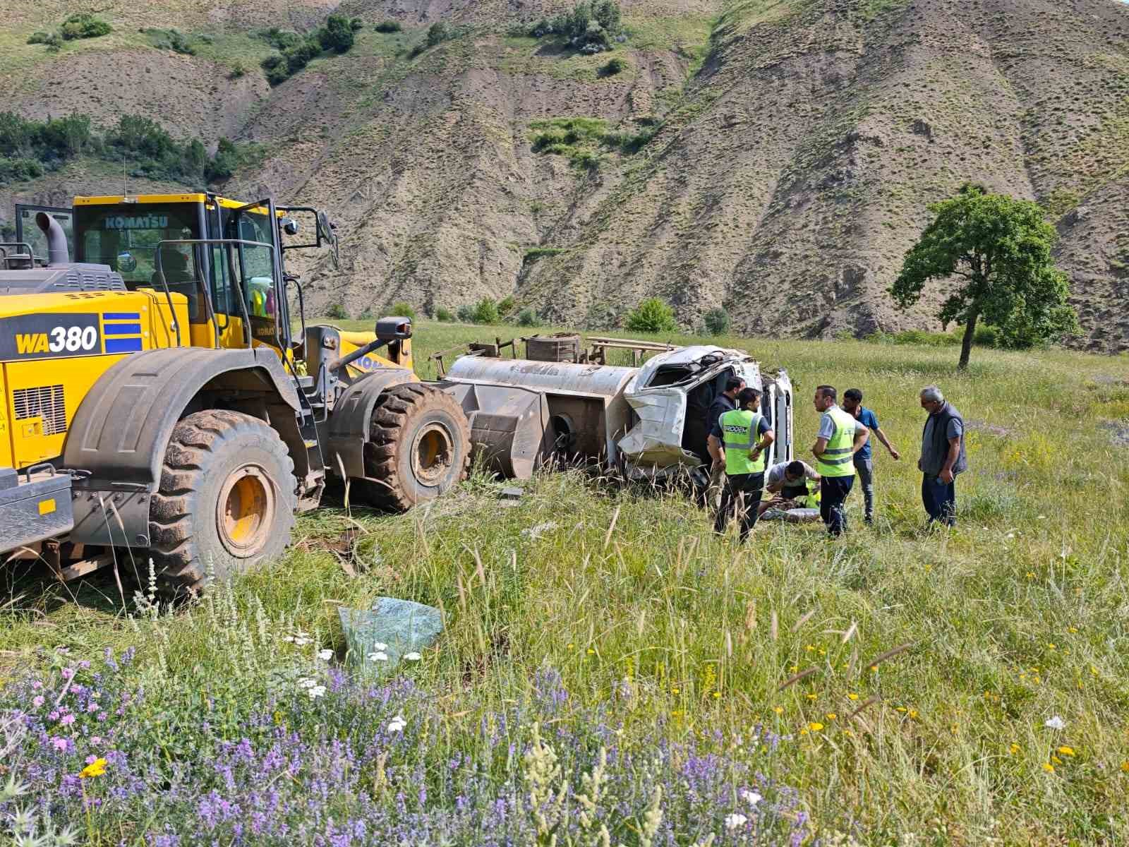 Bingöl’de su tankeri devrildi: 2 yaralı 4 bingolde su tankeri devrildi 2 yarali 0