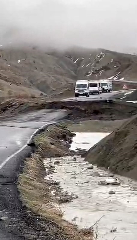 bingolde toprak kaymasi sonucu yol coktu ulasim durdu 0 U9B3RGB9
