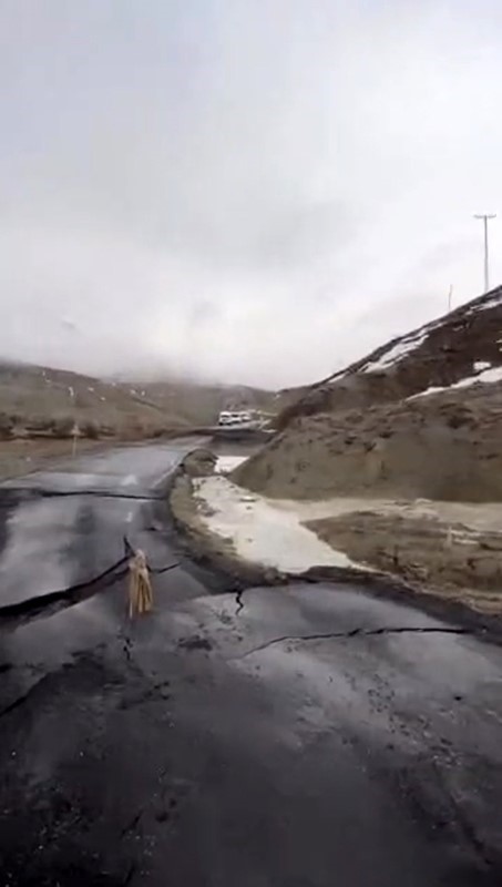 bingolde toprak kaymasi sonucu yol coktu ulasim durdu 1 3WvBnQaI