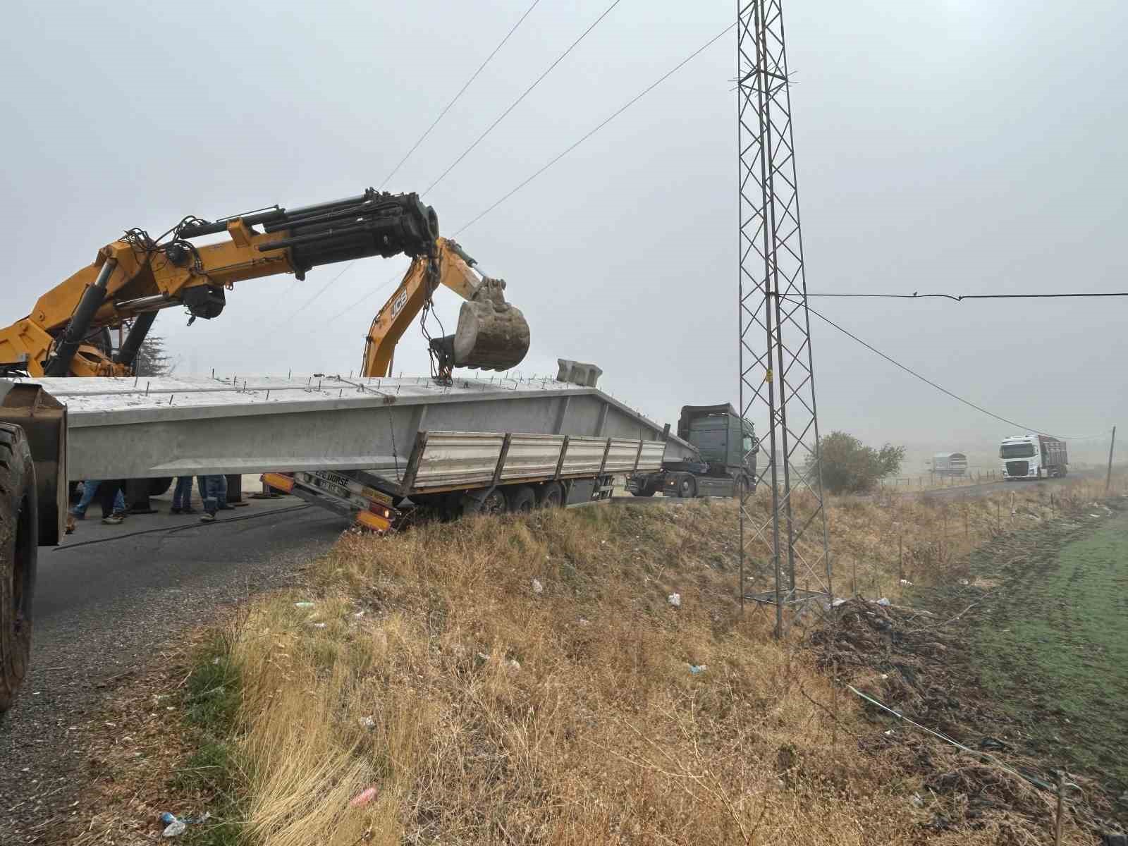 bingolde viraji alamayan tir yan yatti 0 tNrSzGv6