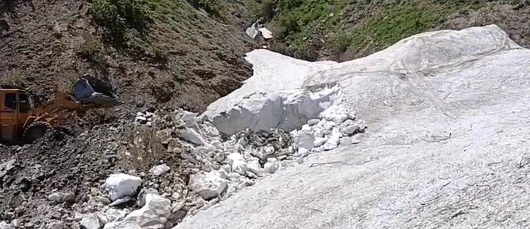 Bingöl’de yazın ortasında kar temizliği 4 bingolde yazin ortasinda kar temizligi 0 QkBuJySj