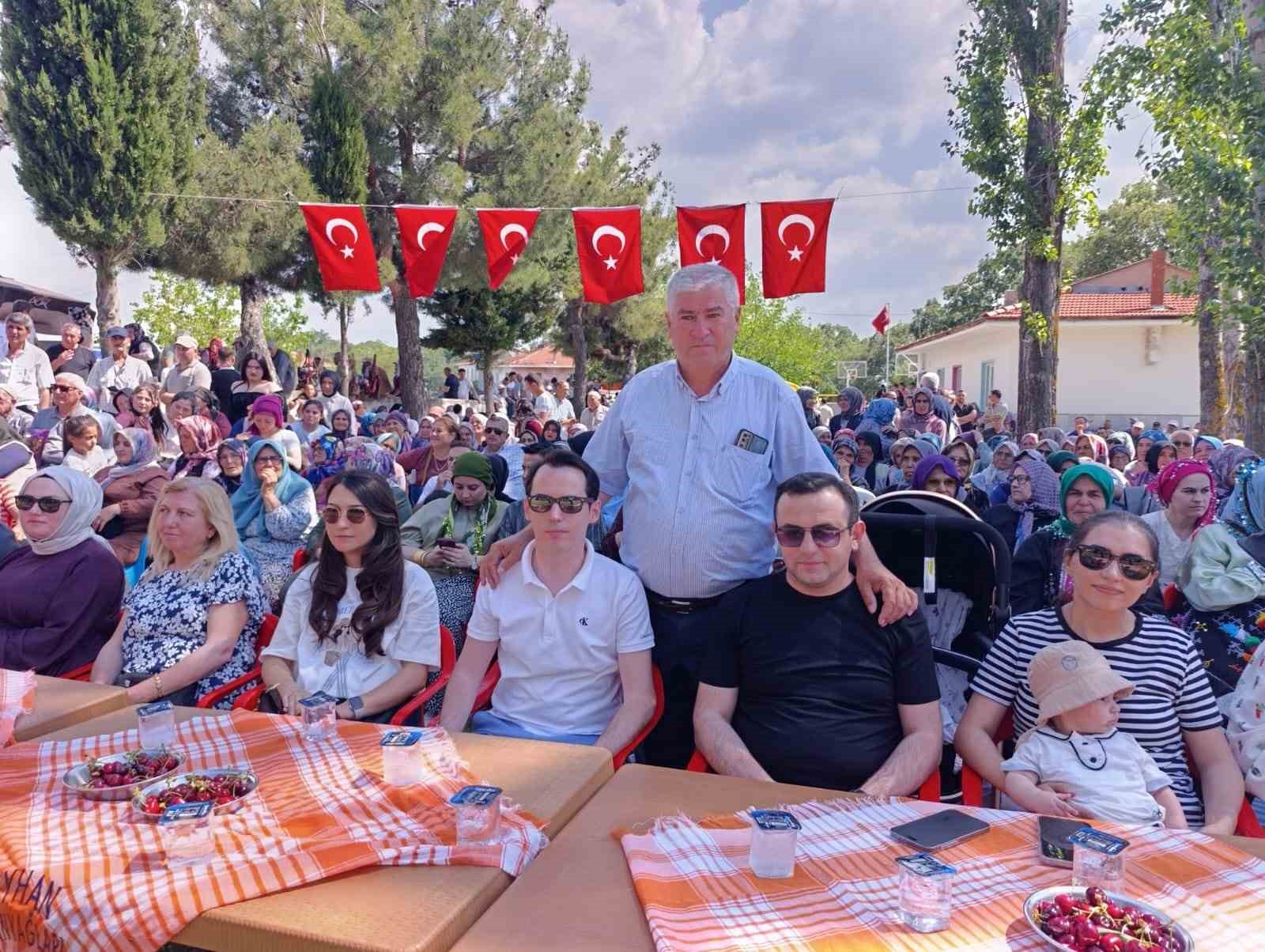 Binlerce insan Kiraz Festivali için Börez’e akın etti 7 binlerce insan kiraz festivali icin boreze akin etti 3
