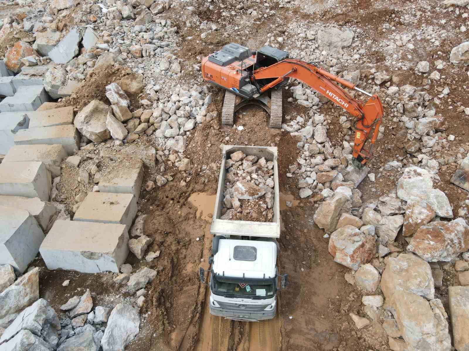 binlerce kisinin ziyaret ettigi valla kanyonu ve ilica selalesinin yolu bayrama hazir hale getirildi 1XQ9JQl9