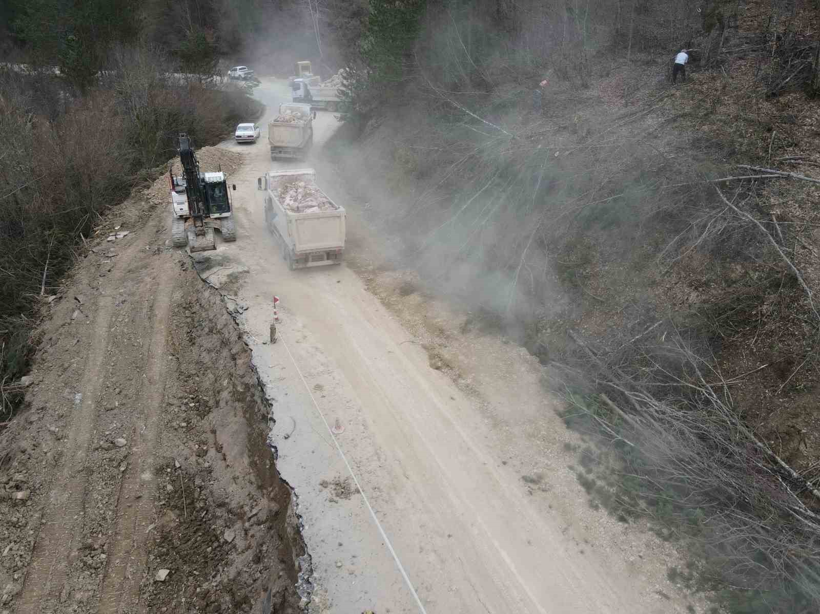 binlerce kisinin ziyaret ettigi valla kanyonu ve ilica selalesinin yolu bayrama hazir hale getirildi yX2ulClN