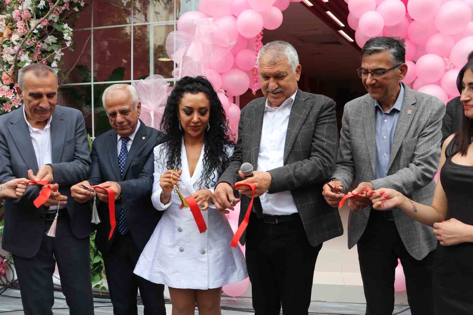 binlerce kisiyi dolandirdigi iddia edilmisti guney afrikada guzellik merkezi acmis 1 l2lwaPMO