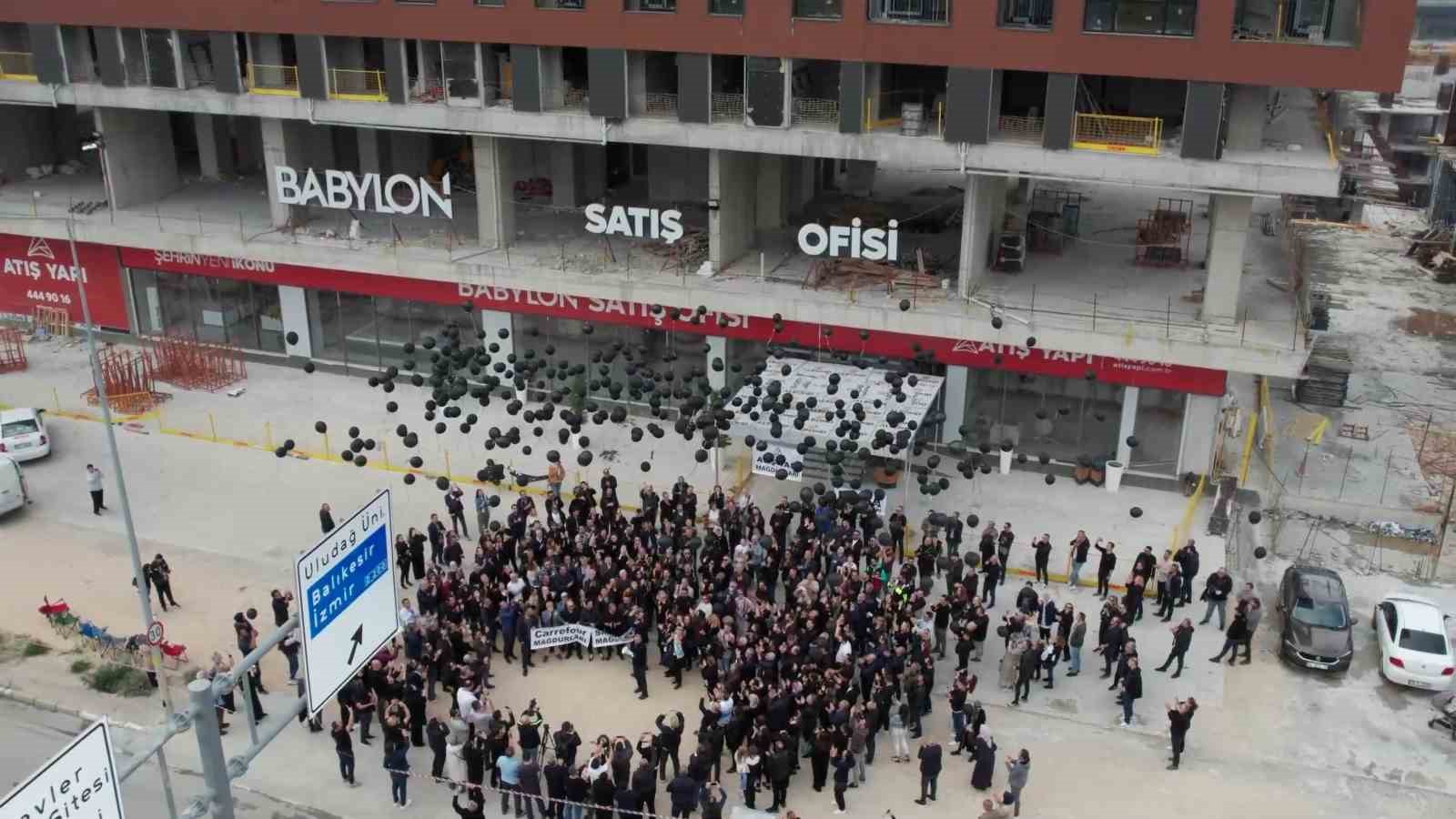 binlerce magdur gokyuzune siyah balon birakti 0 UbeGryh3