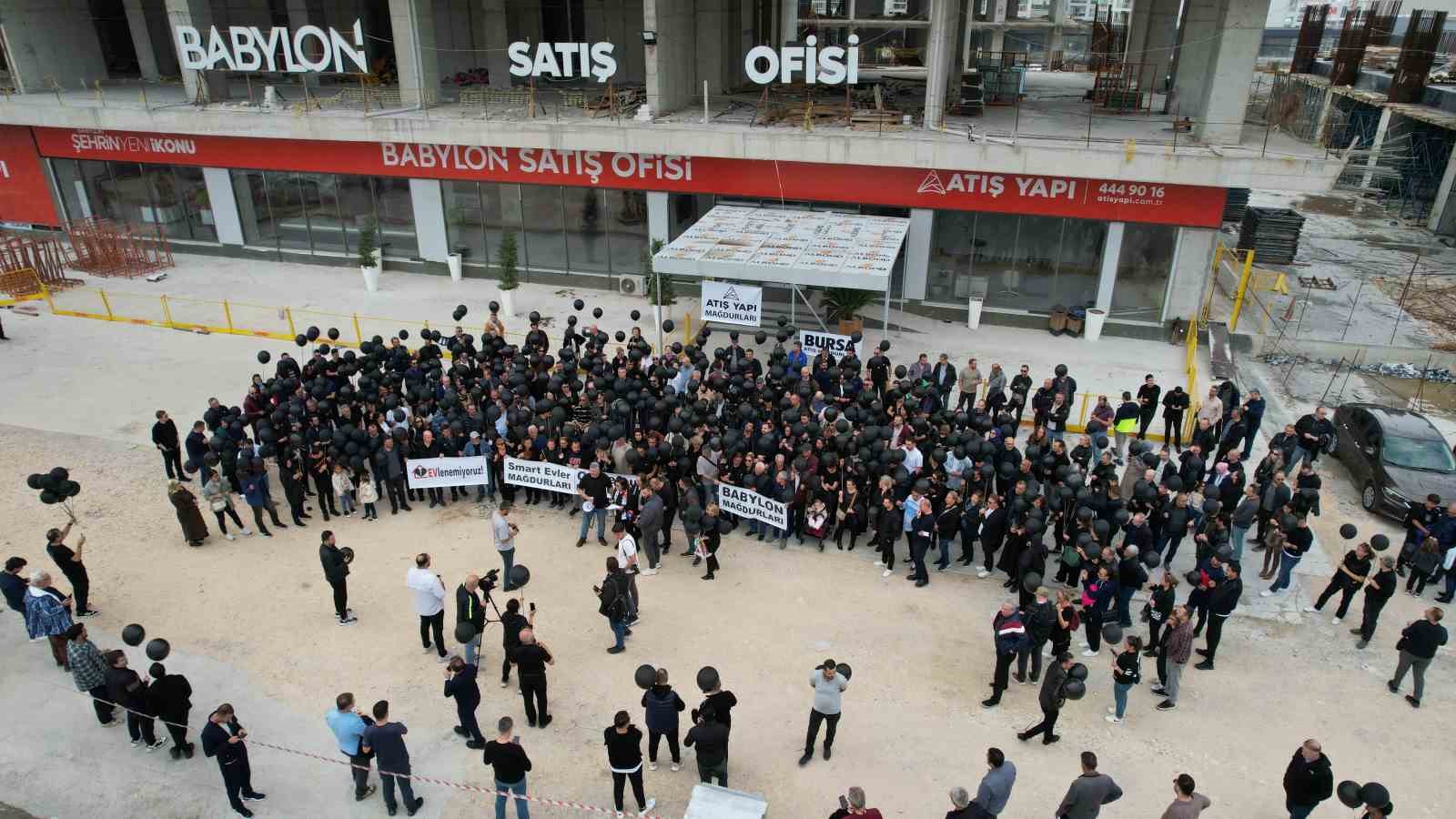 binlerce magdur gokyuzune siyah balon birakti 2 bSO6O448