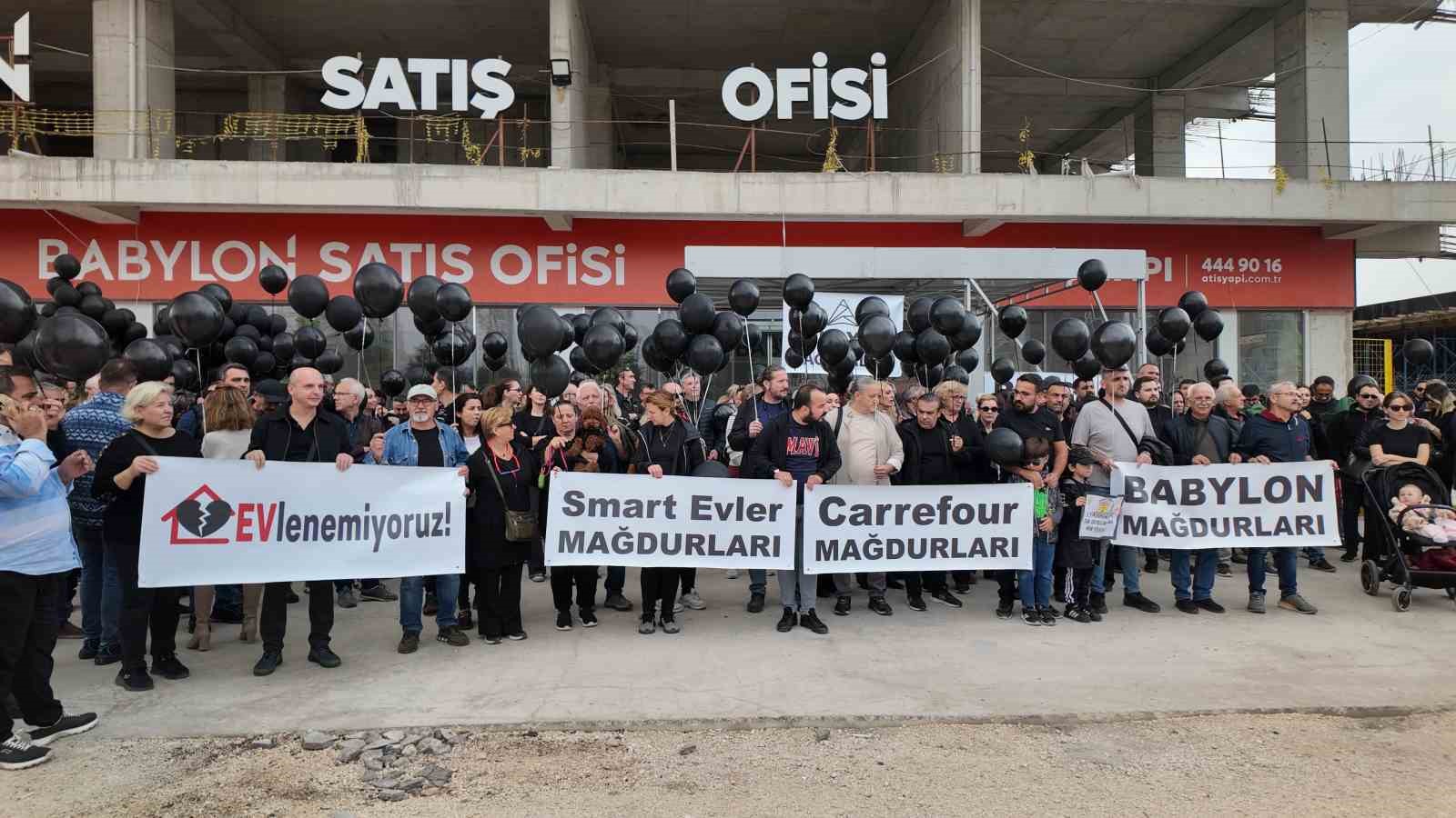 binlerce magdur gokyuzune siyah balon birakti 4