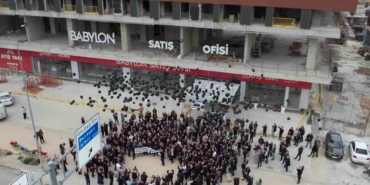 binlerce-magdur-gokyuzune-siyah-balon-birakti-KlI1dAOd.jpg