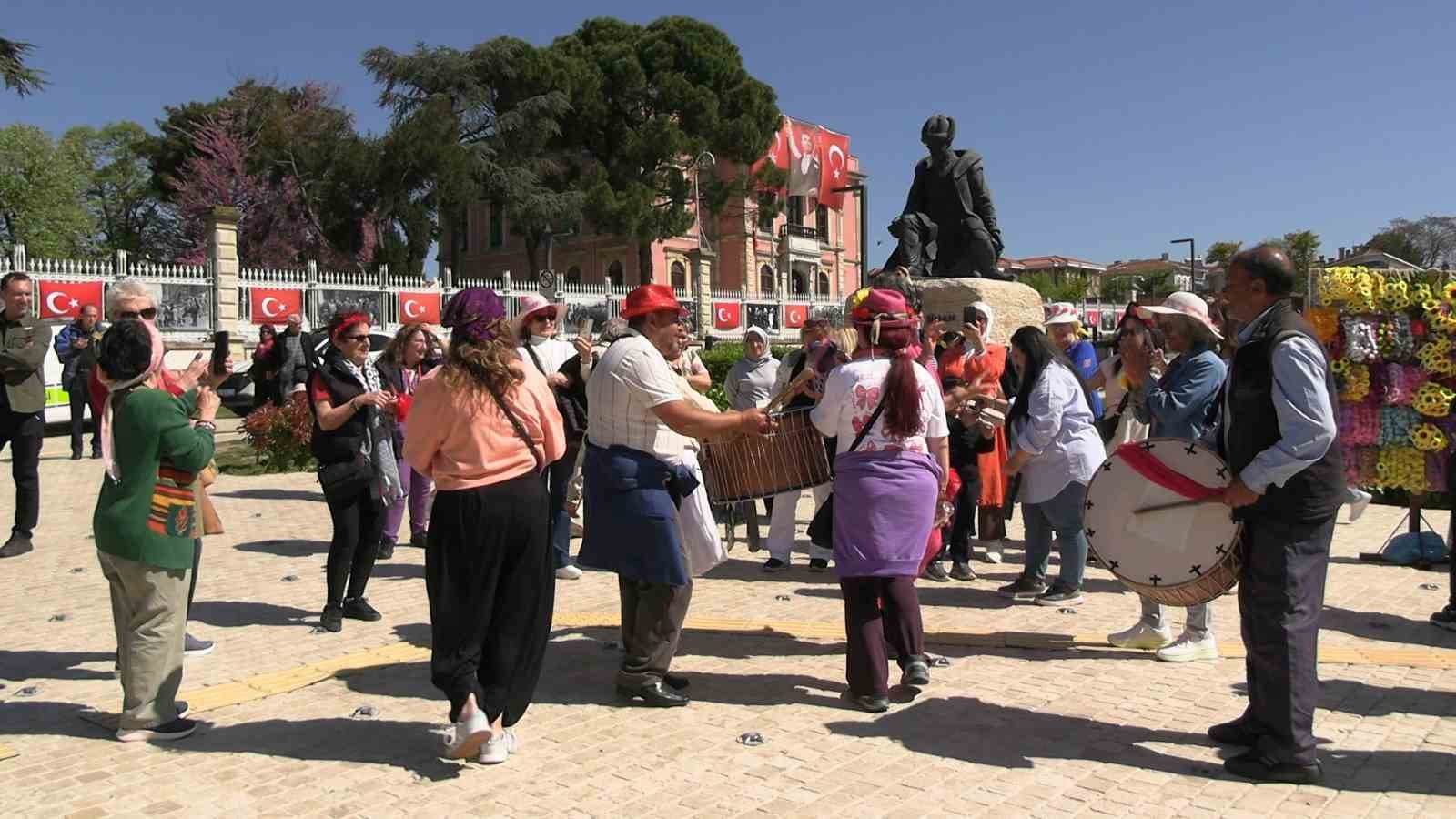 Binlerce turist Edirne’ye akın etti, Selimiye Meydanı doldu taştı: Esnaf bayram etti 4 binlerce turist edirneye akin etti selimiye meydani doldu tasti esnaf bayram etti 0 7sv8mKeC