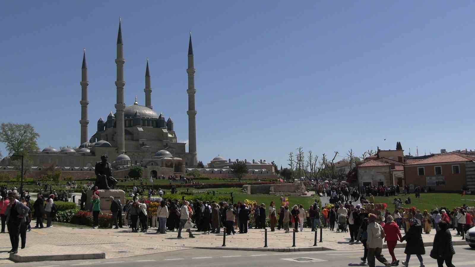 Binlerce turist Edirne’ye akın etti, Selimiye Meydanı doldu taştı: Esnaf bayram etti 5 binlerce turist edirneye akin etti selimiye meydani doldu tasti esnaf bayram etti 1 yJ8zQIye