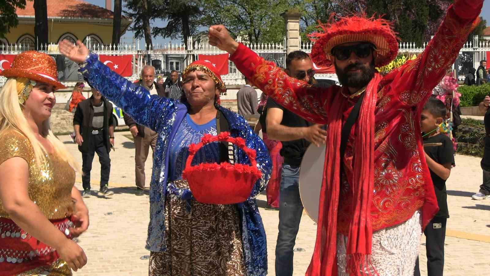 Binlerce turist Edirne’ye akın etti, Selimiye Meydanı doldu taştı: Esnaf bayram etti 11 binlerce turist edirneye akin etti selimiye meydani doldu tasti esnaf bayram etti 7 7NineUVR