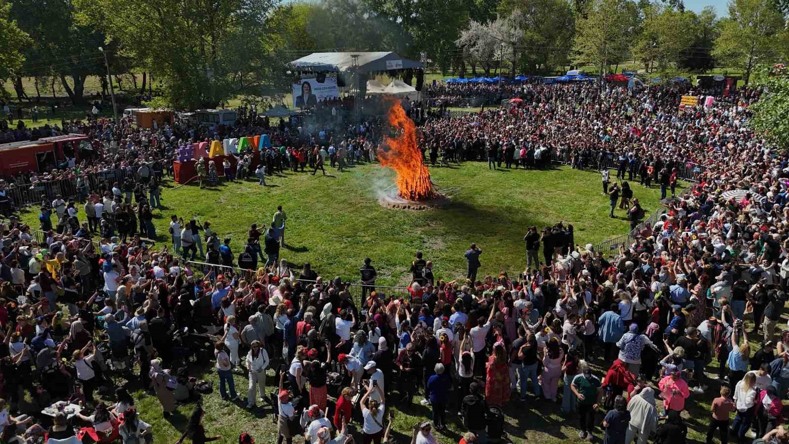 binlerce turist sarayicine akin etti dev kakava atesi yakildi 0 j7b9uplw