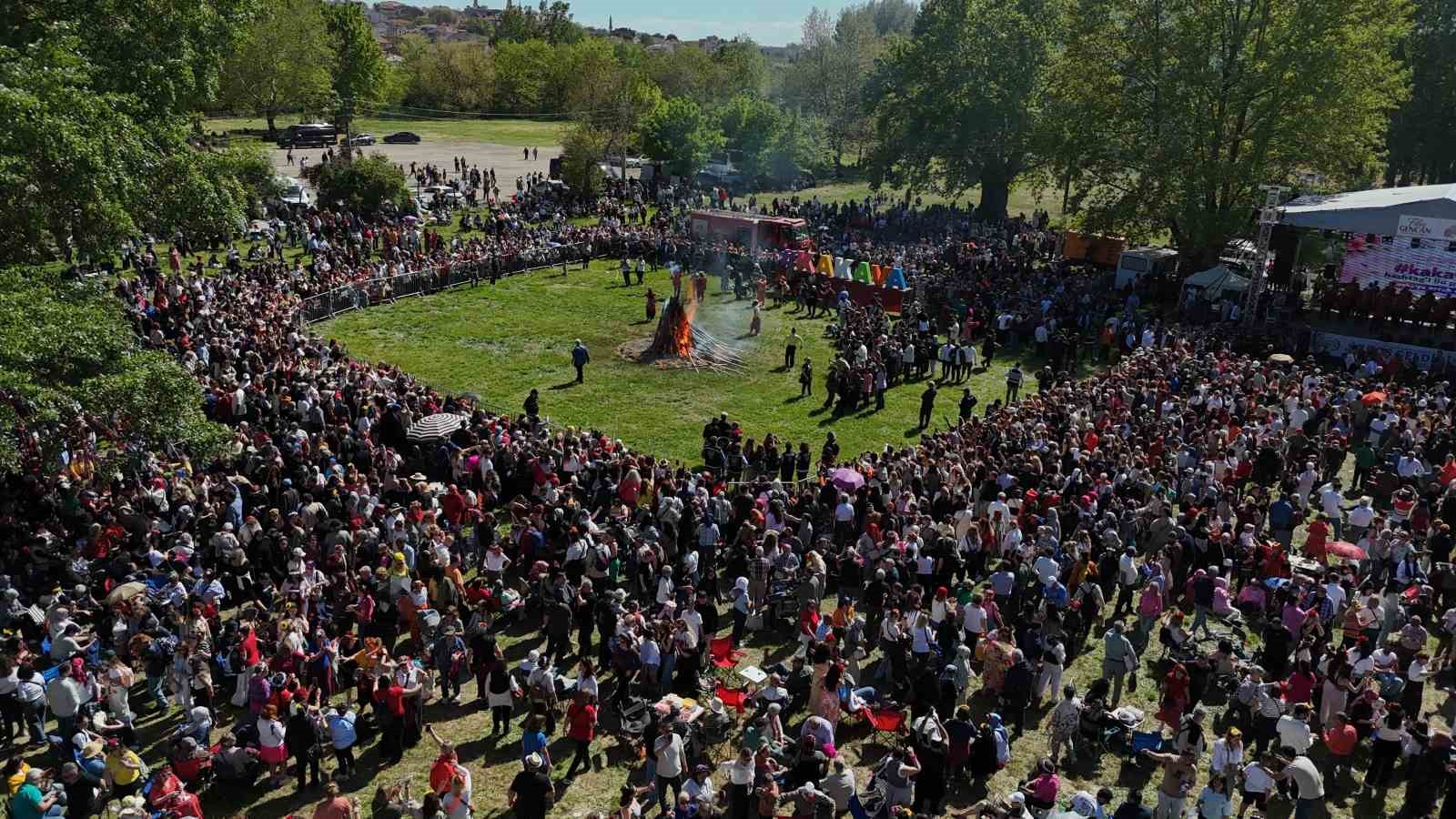 binlerce turist sarayicine akin etti dev kakava atesi yakildi 2 Xv2PsSGH