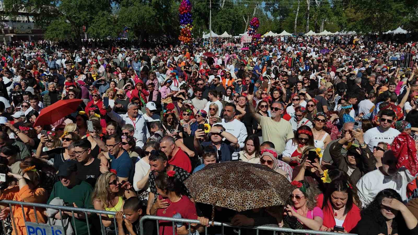 binlerce turist sarayicine akin etti dev kakava atesi yakildi 3 9ZnihRUA