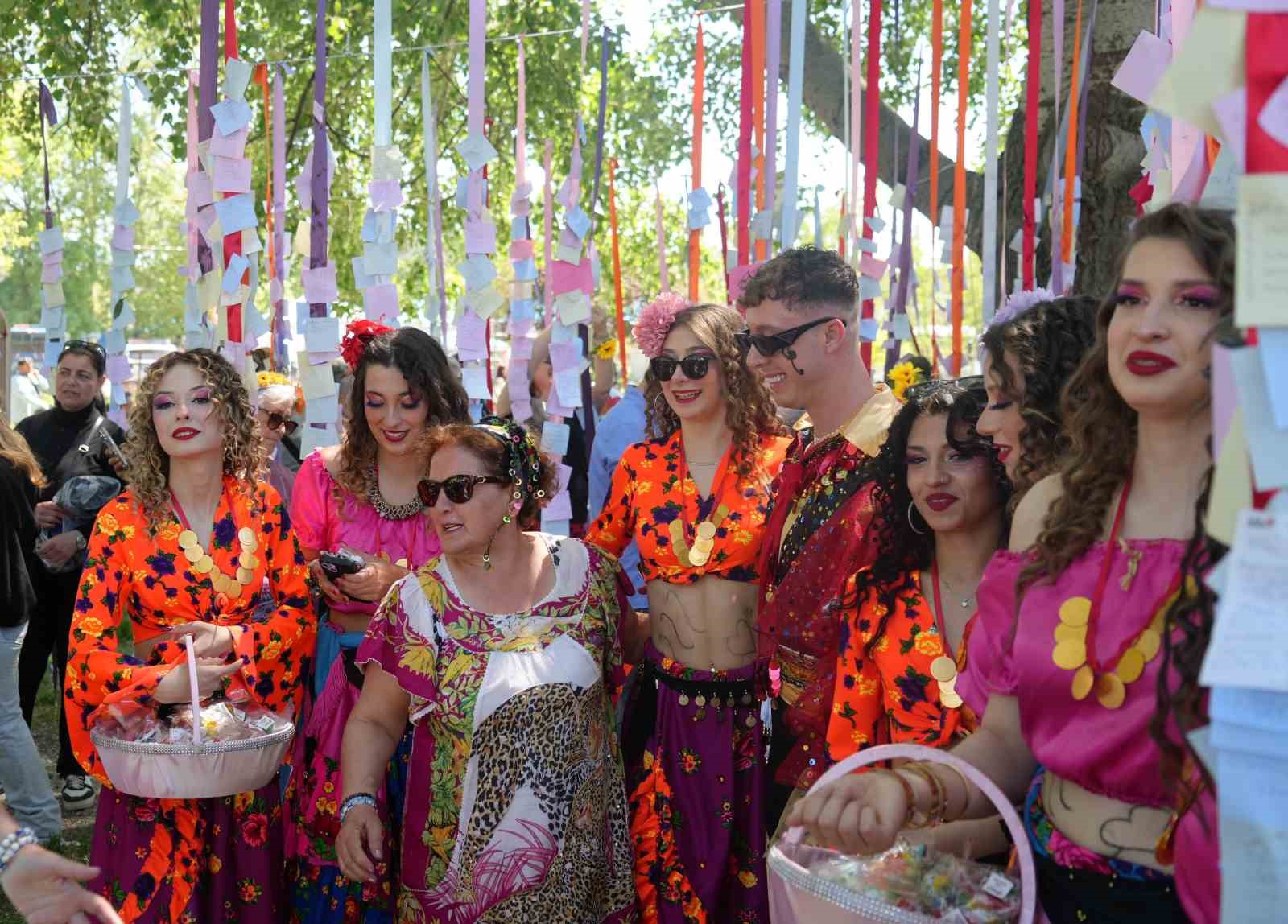 binlerce turist sarayicine akin etti dev kakava atesi yakildi 4 ZkwjZEkH