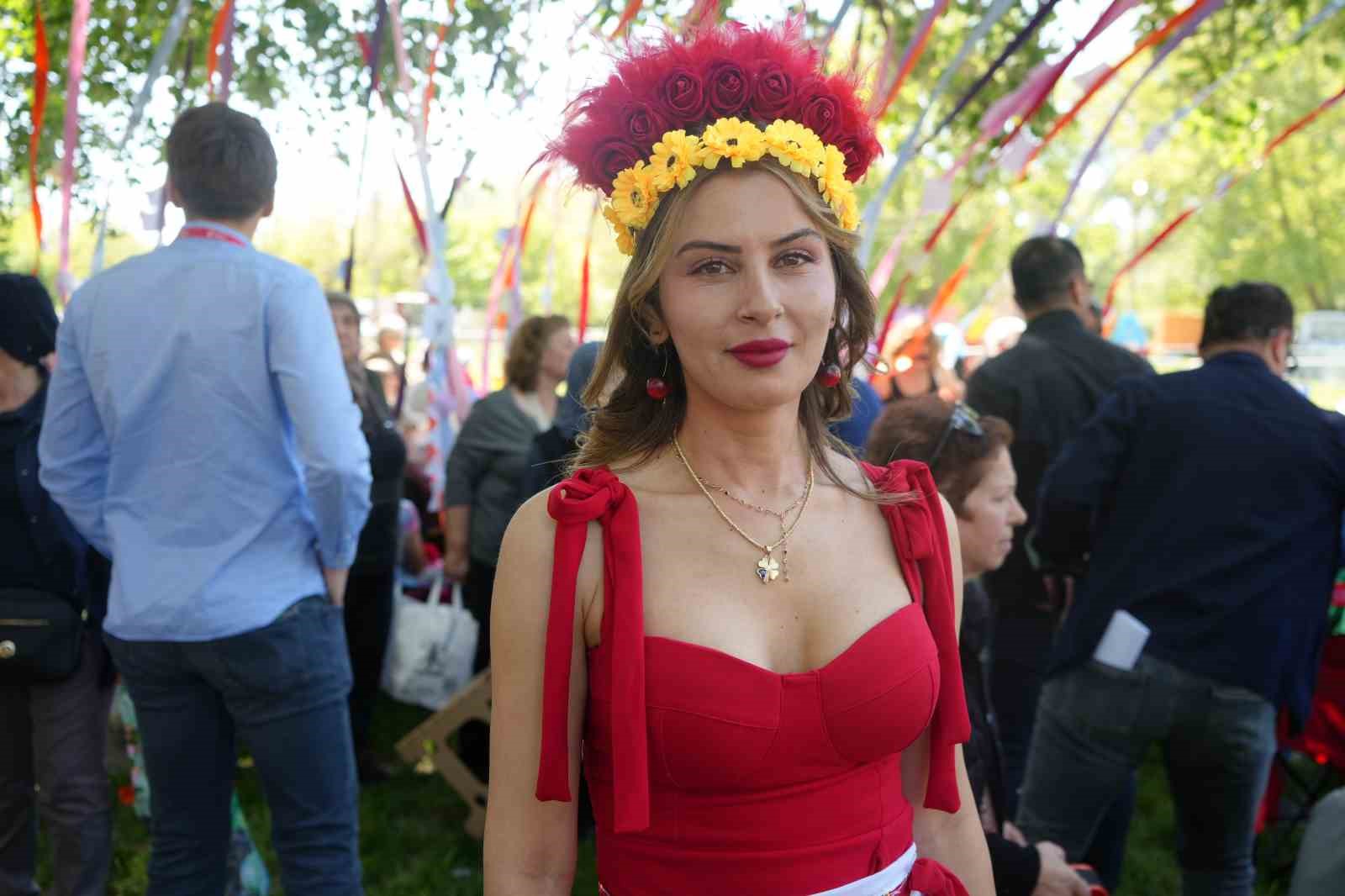 binlerce turist sarayicine akin etti dev kakava atesi yakildi 6 waEJU8Da
