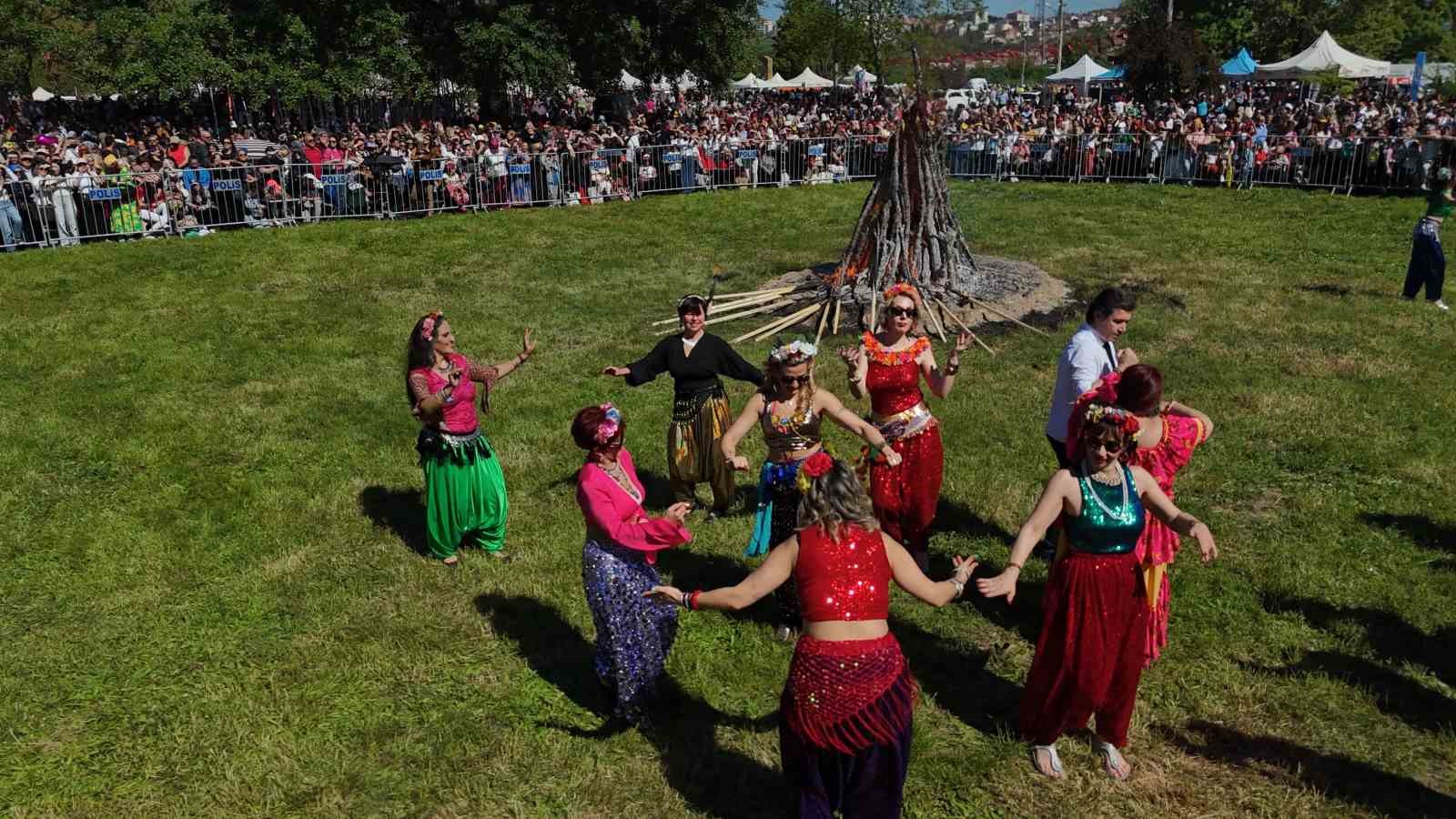 binlerce turist sarayicine akin etti dev kakava atesi yakildi 7 XOM32V3t