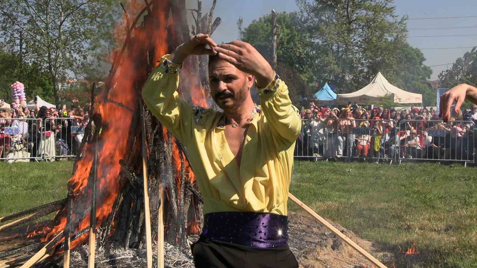 binlerce turist sarayicine akin etti dev kakava atesi yakildi 8 75FnccSr