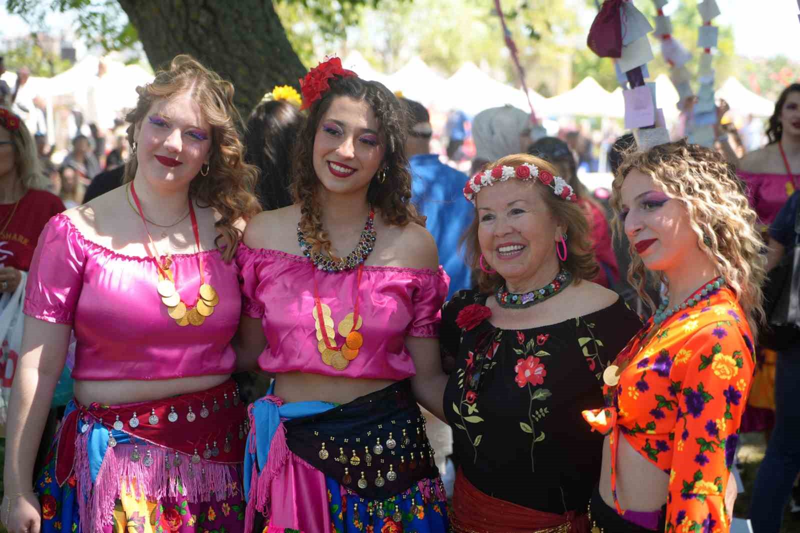 binlerce turist sarayicine akin etti dev kakava atesi yakildi 9 TMtLjSlW